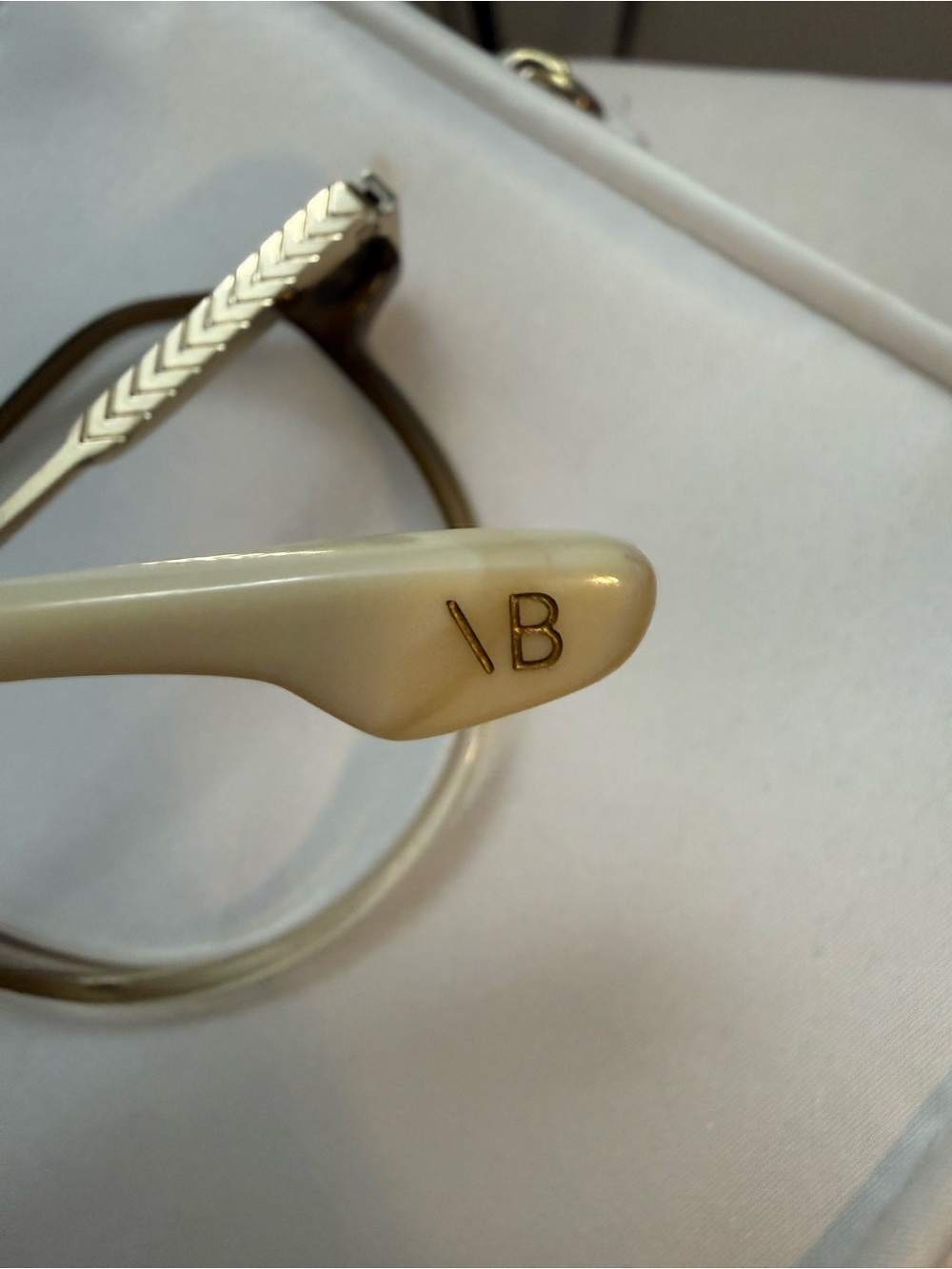 Authentic Victoria Beckham VB2624 eyeglass frame in color 319 - Picture 4 of 6